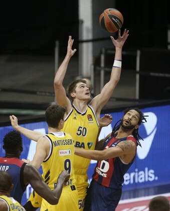 Ben Lammers, Jonas Mattissek, Pierria Henry Aktion Spielszene Zweikampf Basketball EuroLeague Herren Saison 2020 2021 05.01.2021 ALBA Berlin vs. Baskonia Vitoria-Gasteiz