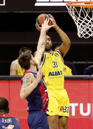 Achille Polonara, Jayson Granger Aktion Spielszene Zweikampf Basketball EuroLeague Herren Saison 2020 2021 05.01.2021 ALBA Berlin vs. Baskonia Vitoria-Gasteiz