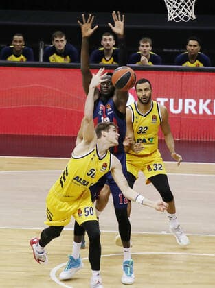 Ben Lammers, Ilimane Diop Aktion Spielszene Zweikampf Basketball EuroLeague Herren Saison 2020 2021 05.01.2021 ALBA Berlin vs. Baskonia Vitoria-Gasteiz