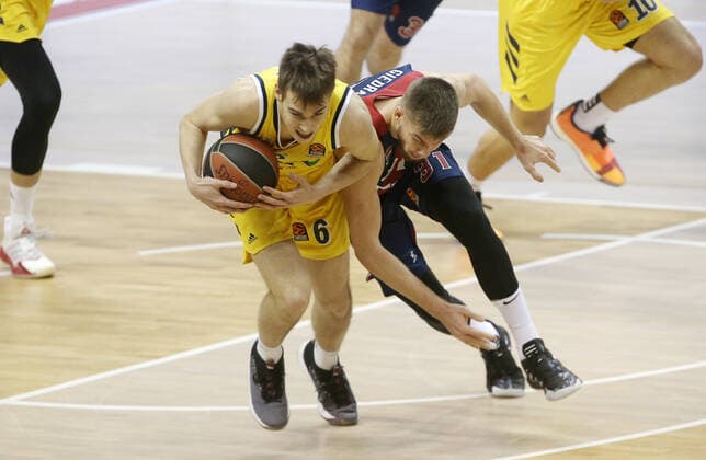 Malte Delow, Rokas Giedraitis Aktion Spielszene Zweikampf Basketball EuroLeague Herren Saison 2020 2021 05.01.2021 ALBA Berlin vs. Baskonia Vitoria-Gasteiz