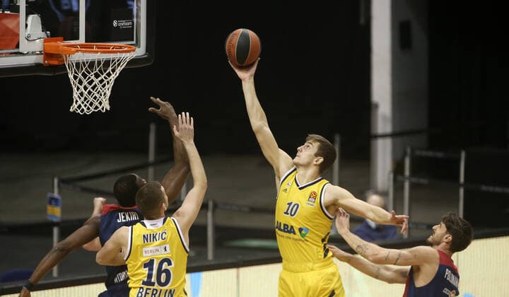 Tonye Jekiri, Kresimir Nikic, Tim Schneider, Achille Polonara Aktion Spielszene Zweikampf Basketball EuroLeague Herren Saison 2020 2021 05.01.2021 ALBA Berlin vs. Baskonia Vitoria-Gasteiz