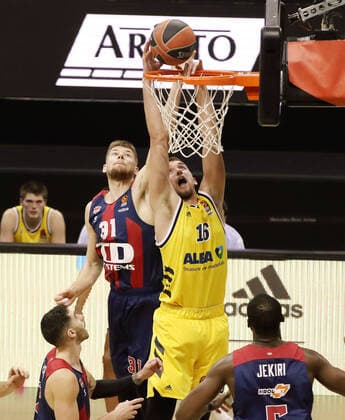 Rokas Giedraitis, Kresimir Nikic Aktion Spielszene Zweikampf Basketball EuroLeague Herren Saison 2020 2021 05.01.2021 ALBA Berlin vs. Baskonia Vitoria-Gasteiz