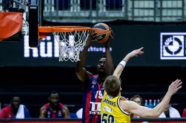 05.01.2021, xfrx, Basketball EuroLeague, Alba Berlin - BASKONIA VITORIA emspor, v.l. Youssoupha Fall (Baskonia Vitoria),Ben Lammers (Alba Berlin) (DFL DFB REGULATIONS PROHIBIT ANY USE OF PHOTOGRAPHS as IMAGE SEQUENCES and or QUASI-VIDEO) Berlin