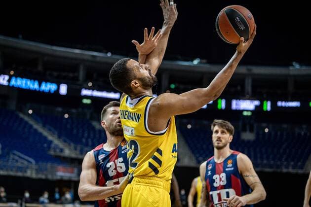 Basketball Berlin 05.01.2021 Saison 2020 2021 Euroleague Regular Season Alba Berlin vs TD Systems Baskonia Vitoria-Gasteiz Johannes Thiemann (Alba Berlin, No.32) Alec Peters (Baskonia, No.25)