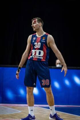 Basketball Berlin 05.01.2021 Saison 2020 2021 Euroleague Regular Season Alba Berlin vs TD Systems Baskonia Vitoria-Gasteiz Zoran Dragic (Baskonia, No.30) verletzt blutende Kopfwunde Blut