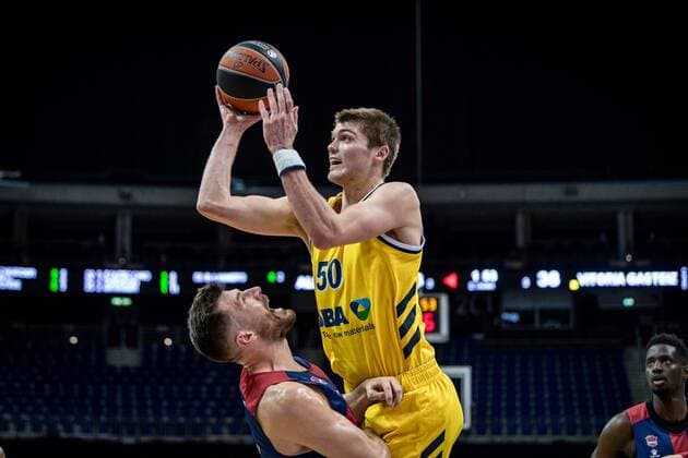 Basketball Berlin 05.01.2021 Saison 2020 2021 Euroleague Regular Season Alba Berlin vs TD Systems Baskonia Vitoria-Gasteiz Ben Lammers (Alba Berlin, No.50) Alec Peters (Baskonia, No.25)