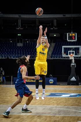 Basketball Berlin 05.01.2021 Saison 2020 2021 Euroleague Regular Season Alba Berlin vs TD Systems Baskonia Vitoria-Gasteiz Ben Lammers (Alba Berlin, No.50) Pierria Henry (Baskonia, No.07)