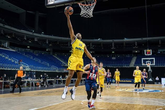 Basketball Berlin 05.01.2021 Saison 2020 2021 Euroleague Regular Season Alba Berlin vs TD Systems Baskonia Vitoria-Gasteiz Jayson Granger (Alba Berlin, No.33) Tadas Sedekerskis (Baskonia, No.08)