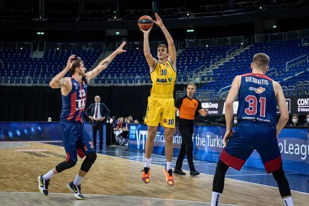 Basketball Berlin 05.01.2021 Saison 2020 2021 Euroleague Regular Season Alba Berlin vs TD Systems Baskonia Vitoria-Gasteiz Tim Schneider (Alba Berlin, No.10) Achille Polonara (Baskonia, No.33) Rokas Giedraitis (Baskonia, No.31)