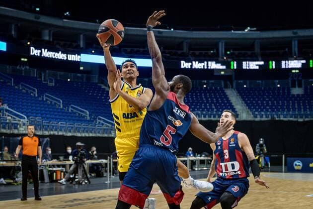 Basketball Berlin 05.01.2021 Saison 2020 2021 Euroleague Regular Season Alba Berlin vs TD Systems Baskonia Vitoria-Gasteiz Maodo Lo (Alba Berlin, No.00) Tonye Jekiri (Baskonia, No.05)