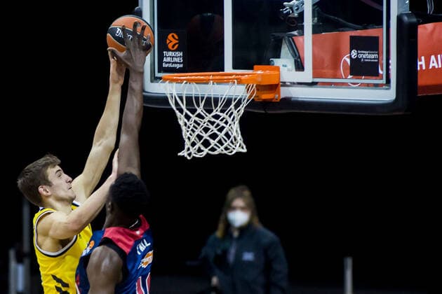 05.01.2021, xfrx, Basketball EuroLeague, Alba Berlin - BASKONIA VITORIA emspor, v.l. Tim Schneider (Alba Berlin),Youssoupha Fall (Baskonia Vitoria) (DFL DFB REGULATIONS PROHIBIT ANY USE OF PHOTOGRAPHS as IMAGE SEQUENCES and or QUASI-VIDEO) Berlin
