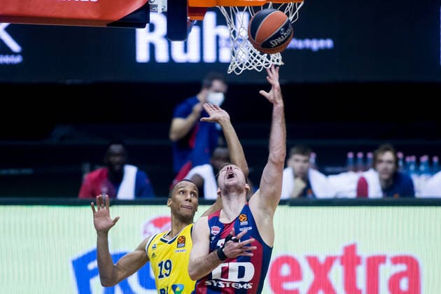 Sport Bilder des Tages 05.01.2021, xfrx, Basketball EuroLeague, Alba Berlin - BASKONIA VITORIA emspor, v.l. Louis Olinde (Alba Berlin),Zoran Dragic (Baskonia Vitoria) (DFL DFB REGULATIONS PROHIBIT ANY USE OF PHOTOGRAPHS as IMAGE SEQUENCES and or QUASI-VIDEO) Berlin