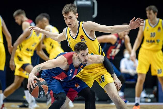 Basketball Berlin 05.01.2021 Saison 2020 2021 Euroleague Regular Season Alba Berlin vs TD Systems Baskonia Vitoria-Gasteiz Luca Vildoza (Baskonia, No.03) Malte Delow (Alba Berlin, No.06)