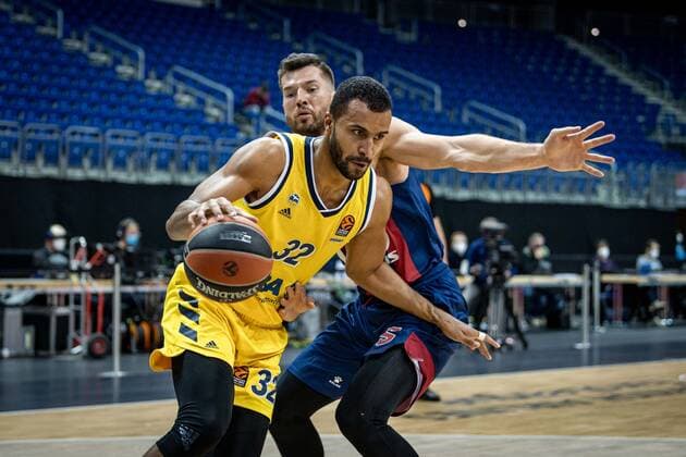 Basketball Berlin 05.01.2021 Saison 2020 2021 Euroleague Regular Season Alba Berlin vs TD Systems Baskonia Vitoria-Gasteiz Johannes Thiemann (Alba Berlin, No.32) Alec Peters (Baskonia, No.25)