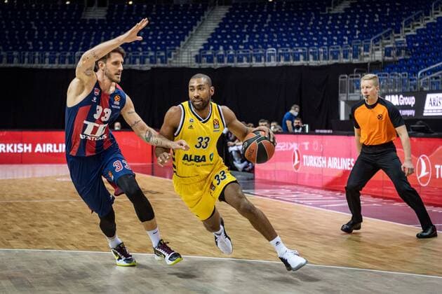 Basketball Berlin 05.01.2021 Saison 2020 2021 Euroleague Regular Season Alba Berlin vs TD Systems Baskonia Vitoria-Gasteiz Jayson Granger (Alba Berlin, No.33) Achille Polonara (Baskonia, No.33) li.