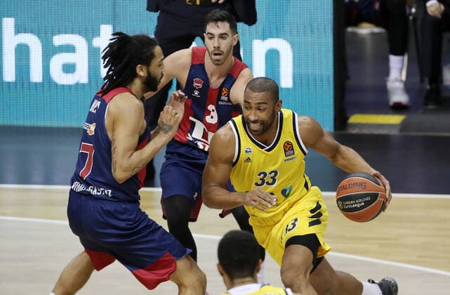 Pierria Henry, Luca Vildoza, Jayson Granger Aktion Spielszene Zweikampf Basketball EuroLeague Herren Saison 2020 2021 05.01.2021 ALBA Berlin vs. Baskonia Vitoria-Gasteiz
