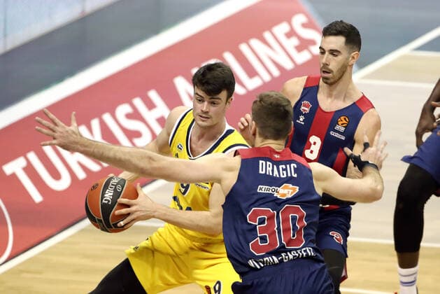 Jonas Mattissek, Zoran Dragic, Luca Vildoza Aktion Spielszene Zweikampf Basketball EuroLeague Herren Saison 2020 2021 05.01.2021 ALBA Berlin vs. Baskonia Vitoria-Gasteiz