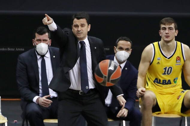 Co Trainer Israel Gonzales vertritt Trainer Aito Garcia Reneses Basketball EuroLeague Herren Saison 2020 2021 05.01.2021 ALBA Berlin vs. Baskonia Vitoria-Gasteiz