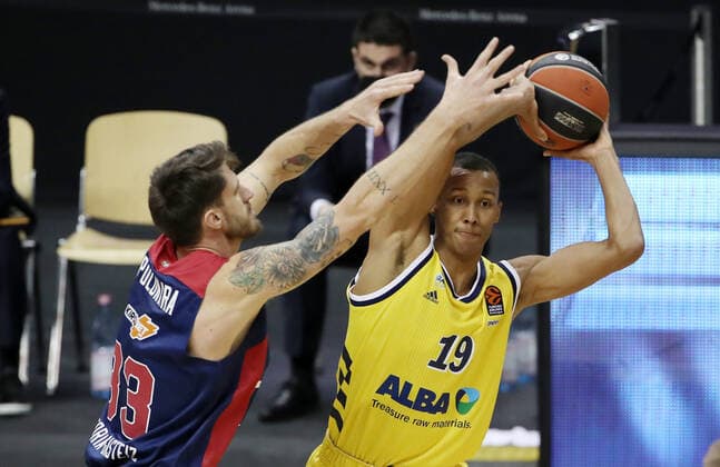 Achille Polonara, Louis Olinde Aktion Spielszene Zweikampf Basketball EuroLeague Herren Saison 2020 2021 05.01.2021 ALBA Berlin vs. Baskonia Vitoria-Gasteiz
