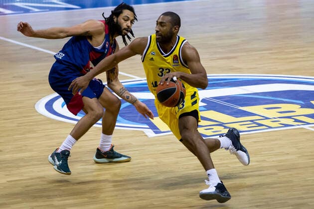 05.01.2021, xfrx, Basketball EuroLeague, Alba Berlin - BASKONIA VITORIA emspor, v.l. Pierria Henry (Baskonia Vitoria),Jayson Granger (Alba Berlin) (DFL DFB REGULATIONS PROHIBIT ANY USE OF PHOTOGRAPHS as IMAGE SEQUENCES and or QUASI-VIDEO) Berlin