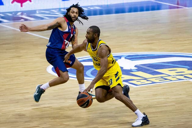 05.01.2021, xfrx, Basketball EuroLeague, Alba Berlin - BASKONIA VITORIA emspor, v.l. Pierria Henry (Baskonia Vitoria),Jayson Granger (Alba Berlin) (DFL DFB REGULATIONS PROHIBIT ANY USE OF PHOTOGRAPHS as IMAGE SEQUENCES and or QUASI-VIDEO) Berlin
