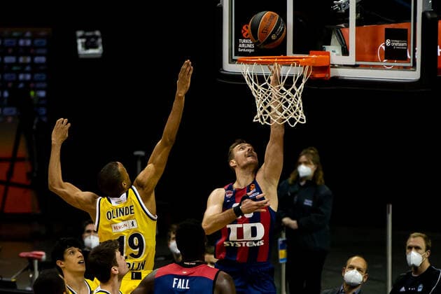 05.01.2021, xfrx, Basketball EuroLeague, Alba Berlin - BASKONIA VITORIA emspor, v.l. Louis Olinde (Alba Berlin),Zoran Dragic (Baskonia Vitoria) (DFL DFB REGULATIONS PROHIBIT ANY USE OF PHOTOGRAPHS as IMAGE SEQUENCES and or QUASI-VIDEO) Berlin