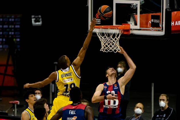 05.01.2021, xfrx, Basketball EuroLeague, Alba Berlin - BASKONIA VITORIA emspor, v.l. Louis Olinde (Alba Berlin),Zoran Dragic (Baskonia Vitoria) (DFL DFB REGULATIONS PROHIBIT ANY USE OF PHOTOGRAPHS as IMAGE SEQUENCES and or QUASI-VIDEO) Berlin