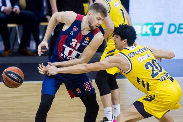 05.01.2021, xfrx, Basketball EuroLeague, Alba Berlin - BASKONIA VITORIA emspor, v.l. Rokas Giedraitis (Baskonia Vitoria),Simone Fontecchio (Alba Berlin) (DFL DFB REGULATIONS PROHIBIT ANY USE OF PHOTOGRAPHS as IMAGE SEQUENCES and or QUASI-VIDEO) Berlin