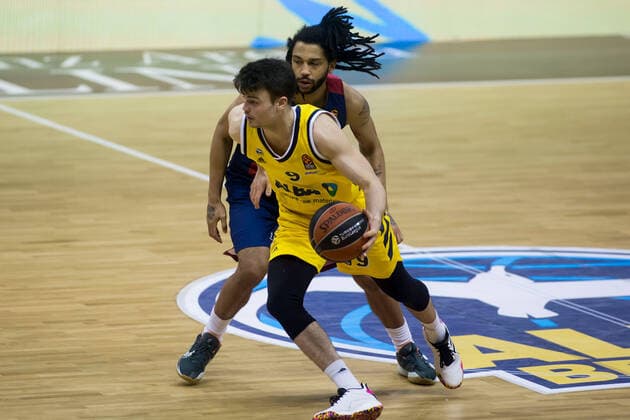 05.01.2021, xfrx, Basketball EuroLeague, Alba Berlin - BASKONIA VITORIA emspor, v.l. Jonas Mattisseck (Alba Berlin),Pierria Henry (Baskonia Vitoria) (DFL DFB REGULATIONS PROHIBIT ANY USE OF PHOTOGRAPHS as IMAGE SEQUENCES and or QUASI-VIDEO) Berlin
