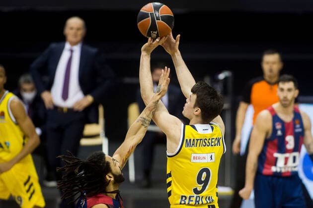 05.01.2021, xfrx, Basketball EuroLeague, Alba Berlin - BASKONIA VITORIA emspor, v.l. Pierria Henry (Baskonia Vitoria),Jonas Mattisseck (Alba Berlin) (DFL DFB REGULATIONS PROHIBIT ANY USE OF PHOTOGRAPHS as IMAGE SEQUENCES and or QUASI-VIDEO) Berlin