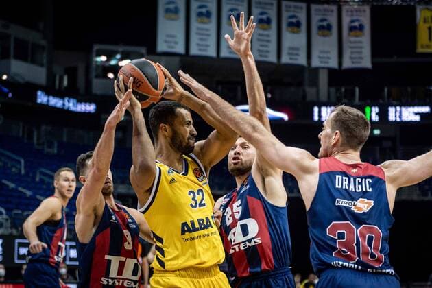 Sport Themen der Woche KW01 Sport Bilder des Tages Basketball Berlin 05.01.2021 Saison 2020 2021 Euroleague Regular Season Alba Berlin vs TD Systems Baskonia Vitoria-Gasteiz Johannes Thiemann (Alba Berlin, No.32) Alec Peters (Baskonia, No.25) Zoran Dragic (Baskonia, No.30) Luca Vildoza (Baskonia, No.03)