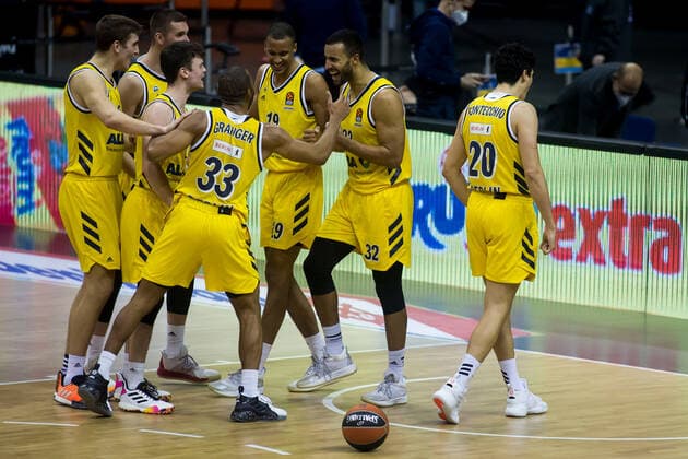 05.01.2021, xfrx, Basketball EuroLeague, Alba Berlin - BASKONIA VITORIA emspor, v.l. Jovana Damnjanovic (Bayern Muenchen),Jayson Granger (Alba Berlin),Louis Olinde (Alba Berlin),Johannes Thiemann (Alba Berlin),Simone Fontecchio (Alba Berlin) (DFL DFB REGULATIONS PROHIBIT ANY USE OF PHOTOGRAPHS as IMAGE SEQUENCES and or QUASI-VIDEO) Berlin