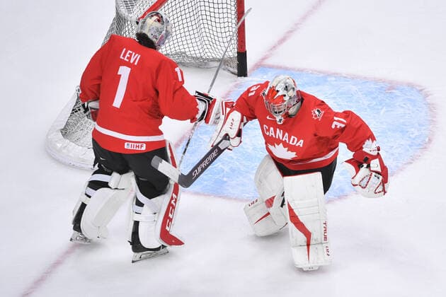 210106 Dylan Garand and Devon Levi of Canada exchange spots during warm up before the 2021 IIHF World Junior Championship final between USA and Canada on January 6, 2021 in Edmonton. Photo: Andy Devlin BILDBYRAN COP 306 AD0012 bbeng ishockey Ice hockey, Eishockey jvm junior-vm u20 2021 iihf world junior championship world juniors final usa canada kanada Copyright: ANDYxDEVLIN BB210106BB029