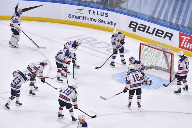 210106 Team USA participates in warm up before the 2021 IIHF World Junior Championship final between USA and Canada on January 6, 2021 in Edmonton. Photo: Andy Devlin BILDBYRAN COP 306 AD0012 bbeng ishockey Ice hockey, Eishockey jvm junior-vm u20 2021 iihf world junior championship world juniors final usa canada kanada Copyright: ANDYxDEVLIN BB210106BB030
