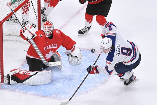 210106 Devon Levi of Canada makes a save on Trevor Zegras of USA during the 2021 IIHF World Junior Championship final between USA and Canada on January 6, 2021 in Edmonton. Photo: Andy Devlin BILDBYRAN COP 306 AD0012 bbeng ishockey Ice hockey, Eishockey jvm junior-vm u20 2021 iihf world junior championship world juniors final usa canada kanada Copyright: ANDYxDEVLIN BB210106BB058