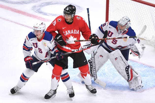210106 Quinton Byfield of Canada battles in front of the net with Henry Thrun of USA during the 2021 IIHF World Junior Championship final between USA and Canada on January 6, 2021 in Edmonton. Photo: Andy Devlin BILDBYRAN COP 306 AD0012 bbeng ishockey Ice hockey, Eishockey jvm junior-vm u20 2021 iihf world junior championship world juniors final usa canada kanada Copyright: ANDYxDEVLIN BB210106BB061