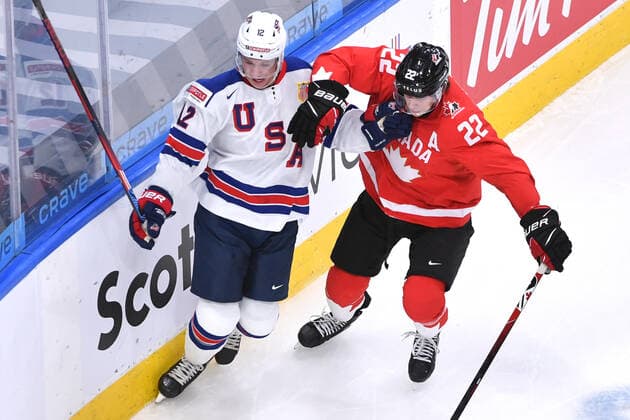 210106 Dylan Cozens of Canada and Matthew Boldy of USA battle for position during the 2021 IIHF World Junior Championship final between USA and Canada on January 6, 2021 in Edmonton. Photo: Andy Devlin BILDBYRAN COP 306 AD0012 bbeng ishockey Ice hockey, Eishockey jvm junior-vm u20 2021 iihf world junior championship world juniors final usa canada kanada Copyright: ANDYxDEVLIN BB210106BB062