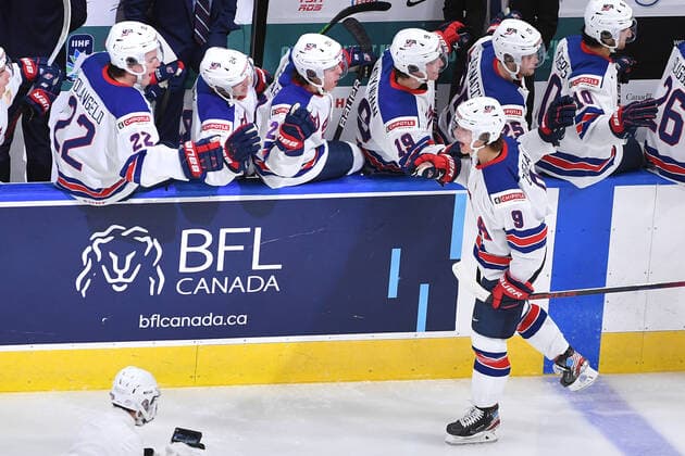210106 Trevor Zegras of USA celebrates the 2-0 goal with teammates at the bench during the 2021 IIHF World Junior Championship final between USA and Canada on January 6, 2021 in Edmonton. Photo: Andy Devlin BILDBYRAN COP 306 AD0012 bbeng ishockey Ice hockey, Eishockey jvm junior-vm u20 2021 iihf world junior championship world juniors final usa canada kanada Copyright: ANDYxDEVLIN BB210106BB074