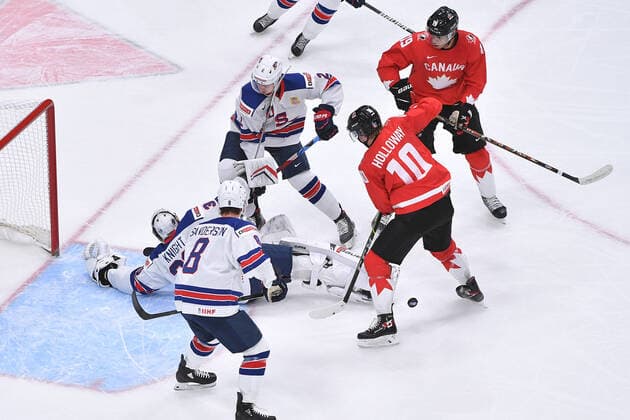 210106 Dylan Holloway and Quinton Byfield of Canada battle in front of the net for a bouncing puck with Jake Sanderson and Drew Helleson of USA during the 2021 IIHF World Junior Championship final between USA and Canada on January 6, 2021 in Edmonton. Photo: Andy Devlin BILDBYRAN COP 306 AD0012 bbeng ishockey Ice hockey, Eishockey jvm junior-vm u20 2021 iihf world junior championship world juniors final usa canada kanada Copyright: ANDYxDEVLIN BB210106BB083