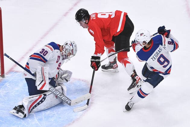 210106 Spencer Knight of USA makes a save on Connor Zary of Canada during the 2021 IIHF World Junior Championship final between USA and Canada on January 6, 2021 in Edmonton. Photo: Andy Devlin BILDBYRAN COP 306 AD0012 bbeng ishockey Ice hockey, Eishockey jvm junior-vm u20 2021 iihf world junior championship world juniors final usa canada kanada Copyright: ANDYxDEVLIN BB210106BB086