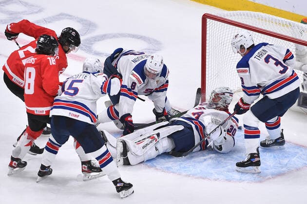 210106 Dylan Cozens and Peyton Krebs of Canada dig at the puck underneath Spencer Knight of USA during the 2021 IIHF World Junior Championship final between USA and Canada on January 6, 2021 in Edmonton. Photo: Andy Devlin BILDBYRAN COP 306 AD0012 bbeng ishockey Ice hockey, Eishockey jvm junior-vm u20 2021 iihf world junior championship world juniors final usa canada kanada Copyright: ANDYxDEVLIN BB210106BB139