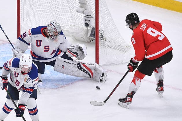 210106 Spencer Knight of USA makes a third period save on Connor Zary of Canada during the 2021 IIHF World Junior Championship final between USA and Canada on January 6, 2021 in Edmonton. Photo: Andy Devlin BILDBYRAN COP 306 AD0012 bbeng ishockey Ice hockey, Eishockey jvm junior-vm u20 2021 iihf world junior championship world juniors final usa canada kanada Copyright: ANDYxDEVLIN BB210106BB141