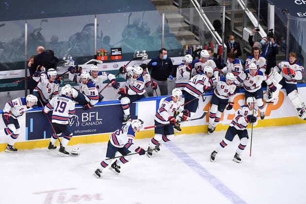210106 Team USA jumps off their bench to celebrate their victory after the 2021 IIHF World Junior Championship final between USA and Canada on January 6, 2021 in Edmonton. Photo: Andy Devlin BILDBYRAN COP 306 AD0012 bbeng ishockey Ice hockey, Eishockey jvm junior-vm u20 2021 iihf world junior championship world juniors final usa canada kanada Copyright: ANDYxDEVLIN BB210106BB144