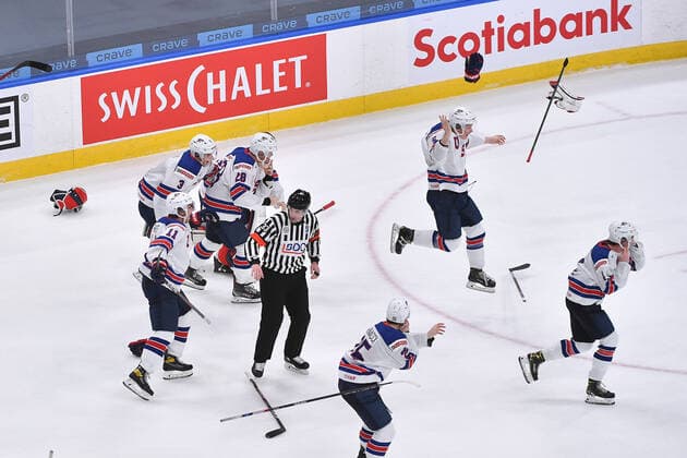 210106 Team USA celebrates their victory after the 2021 IIHF World Junior Championship final between USA and Canada on January 6, 2021 in Edmonton. Photo: Andy Devlin BILDBYRAN COP 306 AD0012 bbeng ishockey Ice hockey, Eishockey jvm junior-vm u20 2021 iihf world junior championship world juniors final usa canada kanada Copyright: ANDYxDEVLIN BB210106BB145