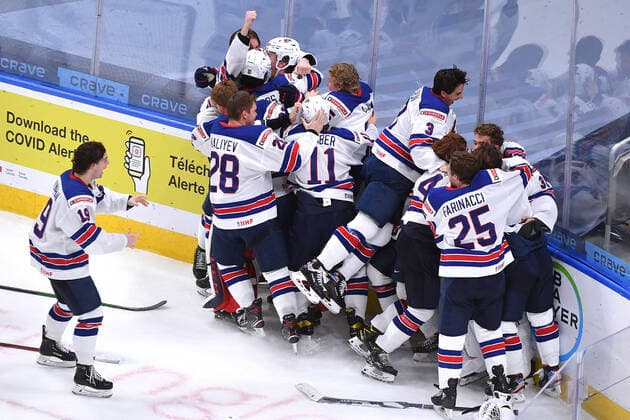 210106 Team USA celebrates their victory after the 2021 IIHF World Junior Championship final between USA and Canada on January 6, 2021 in Edmonton. Photo: Andy Devlin BILDBYRAN COP 306 AD0012 bbeng ishockey Ice hockey, Eishockey jvm junior-vm u20 2021 iihf world junior championship world juniors final usa canada kanada Copyright: ANDYxDEVLIN BB210106BB146