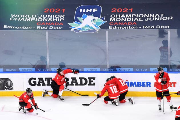210106 Cole Perfetti, Bowen Byram, Peyton Krebs, Jakob Pelletier and Jack Quinn show their disappointment after losing the 2021 IIHF World Junior Championship final between USA and Canada on January 6, 2021 in Edmonton. Photo: Andy Devlin BILDBYRAN COP 306 AD0012 bbeng ishockey Ice hockey, Eishockey jvm junior-vm u20 2021 iihf world junior championship world juniors final usa canada kanada Copyright: ANDYxDEVLIN BB210106BB148