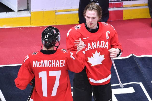 210106 Team Canada captain Bowen Byram presents teammate Connor McMichael with his medal after the 2021 IIHF World Junior Championship final between USA and Canada on January 6, 2021 in Edmonton. Photo: Andy Devlin BILDBYRAN COP 306 AD0012 bbeng ishockey Ice hockey, Eishockey jvm junior-vm u20 2021 iihf world junior championship world juniors final usa canada kanada Copyright: ANDYxDEVLIN BB210106BB149