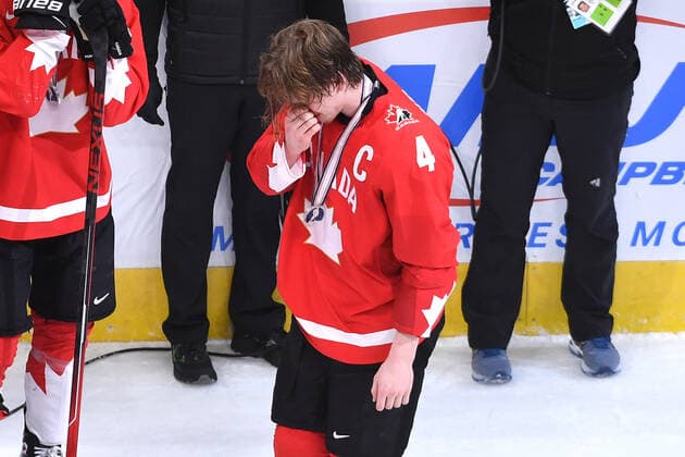 210106 Bowen Byram of Canada hangs his head in disappointment after losing the 2021 IIHF World Junior Championship final between USA and Canada on January 6, 2021 in Edmonton. Photo: Andy Devlin BILDBYRAN COP 306 AD0012 bbeng ishockey Ice hockey, Eishockey jvm junior-vm u20 2021 iihf world junior championship world juniors final usa canada kanada Copyright: ANDYxDEVLIN BB210106BB151