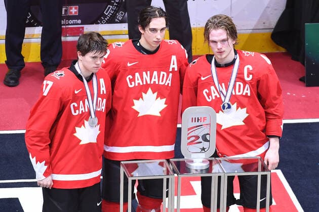 210106 Connor McMichael, Dylan Cozens and Bowen Byram of Canada accept the silver trophy after the 2021 IIHF World Junior Championship final between USA and Canada on January 6, 2021 in Edmonton. Photo: Andy Devlin BILDBYRAN COP 306 AD0012 bbeng ishockey Ice hockey, Eishockey jvm junior-vm u20 2021 iihf world junior championship world juniors final usa canada kanada Copyright: ANDYxDEVLIN BB210106BB152