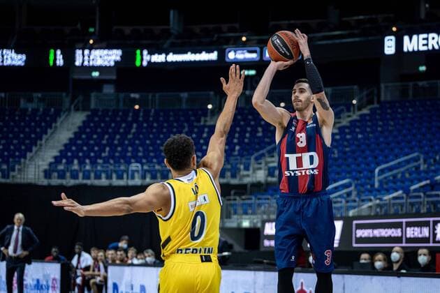 Basketball Berlin 05.01.2021 Saison 2020 2021 Euroleague Regular Season Alba Berlin vs TD Systems Baskonia Vitoria-Gasteiz Luca Vildoza (Baskonia, No.03) Maodo Lo (Alba Berlin, No.00)